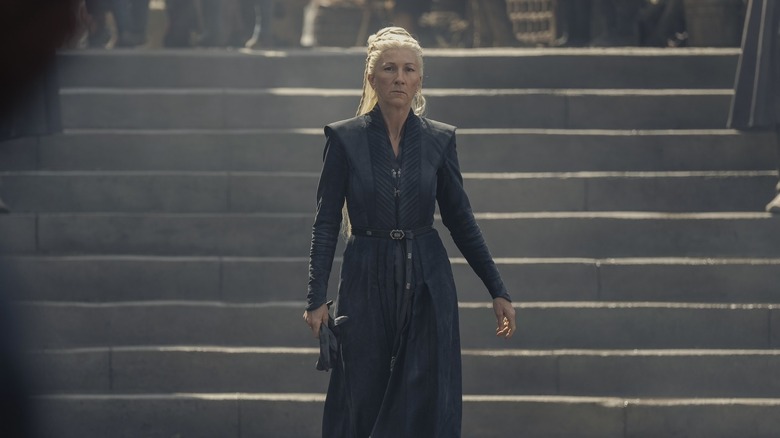 Rhaenys walking down stairs